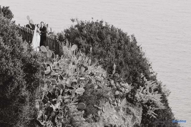 foto di matrimonio con cactus e mare vicino a Tropea