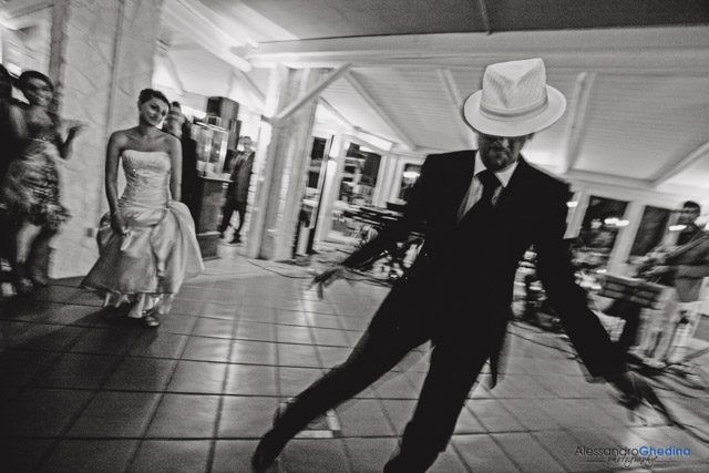 party di matrimonio gli sposi ballano per gli ospiti