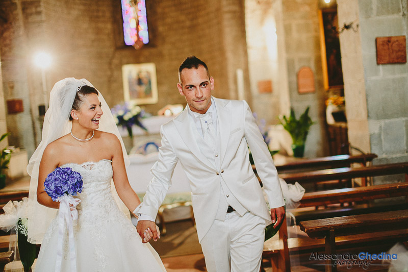 gli sposi escono dalla chiesa