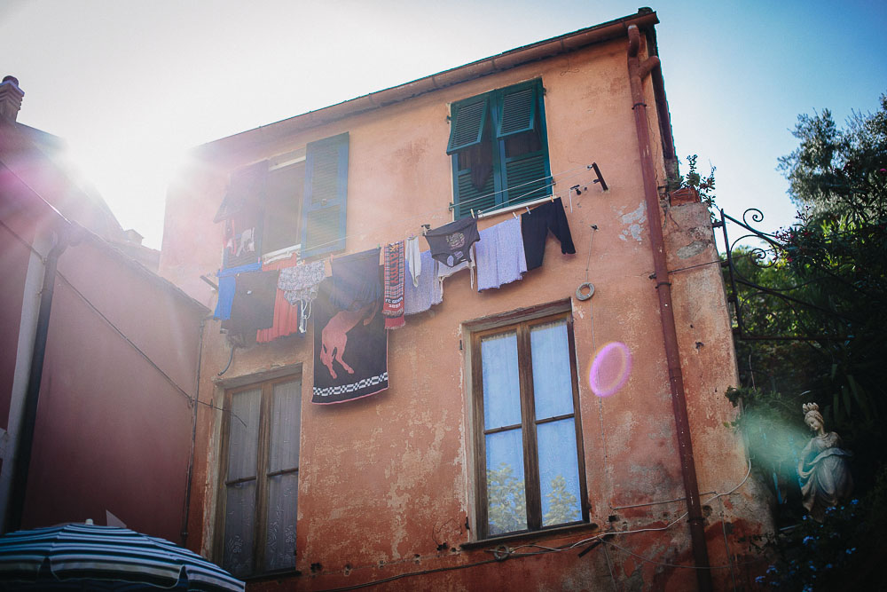Engagement photo in Monterosso, clothes hanging for dry