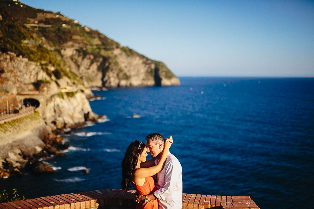 Engagement photographer cinque terre Italy,a romantic hub with the sea as backdrop