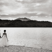 foto di matrimonio con gli sposi affacciati ad un lago montano