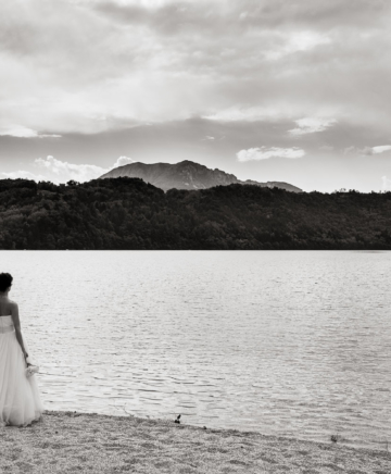 foto di matrimonio con gli sposi affacciati ad un lago montano