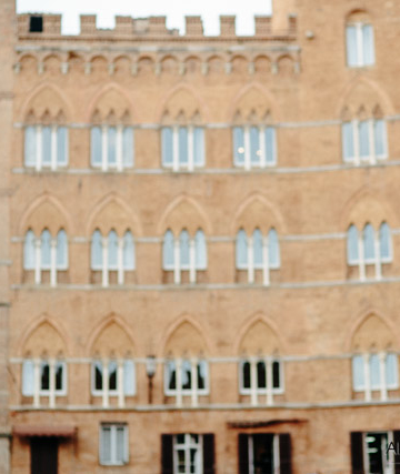 Siena Piazza del Campo a wedding couple have some photographs