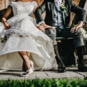 gli sposi a cortina d'ampezzo fanno vedere i calzini per una divertene fotografia di matrimonio