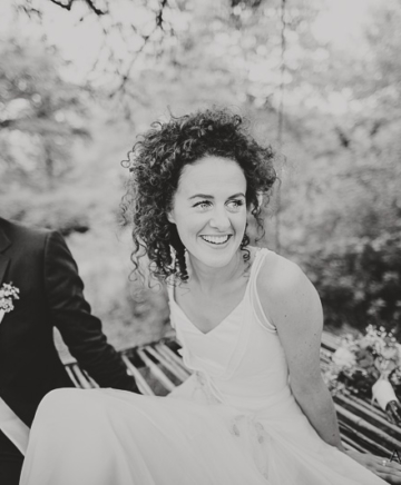 on the swing bride and groom laugh a lot in tuscany