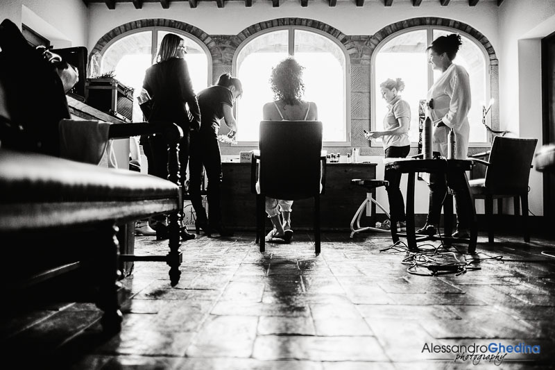 nice light getting ready wedding in Italy