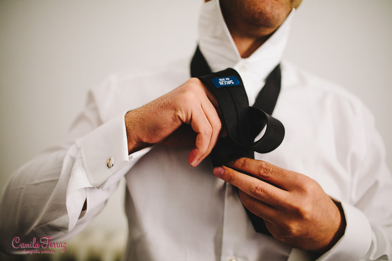 lo sposo si mette la cravatta