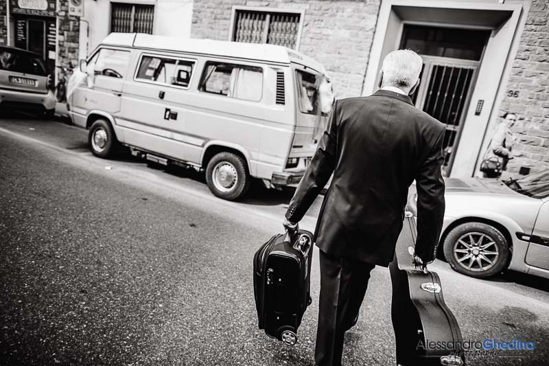 il babbo porta le valige della sposa in macchina un vecchio furgone WW