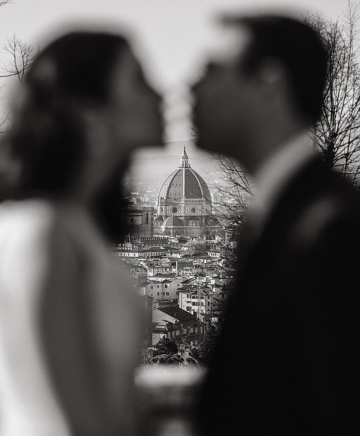 Coppia si bacia sullo sfondo del Duomo di Firenze