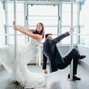 una coppia appena sposata danza la pole-dance in funivia a Cortina d'Ampezzo