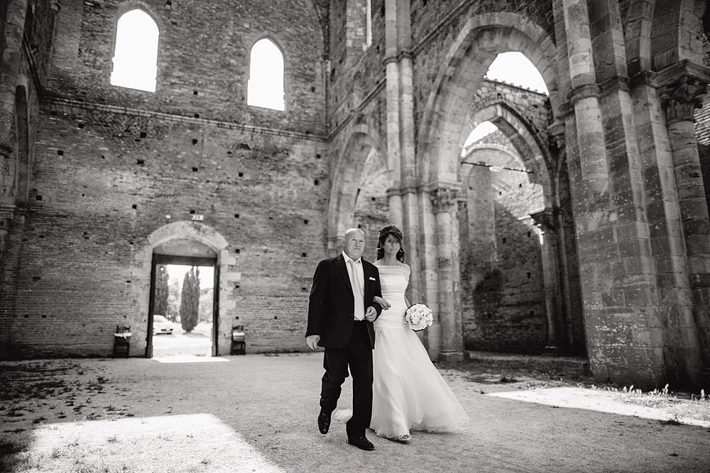 MATRIMONIO A SAN GALGANO AMORE A PRIMA VISTA