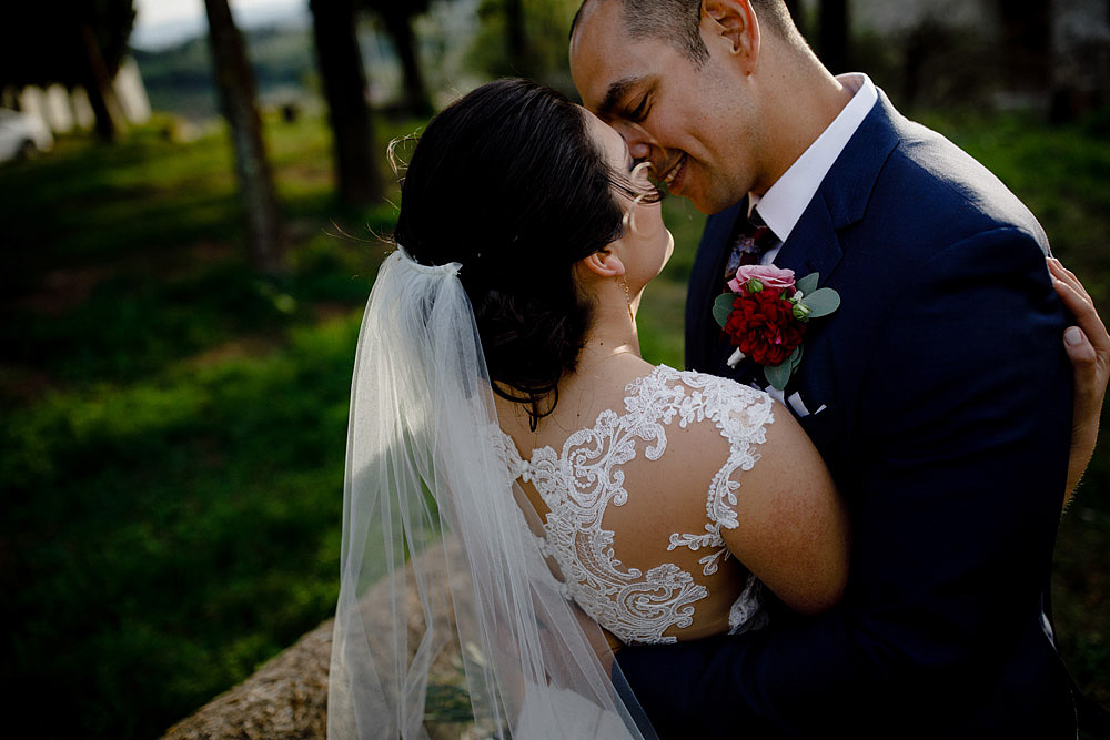 Wedding in Tuscany inspired by nature with touches of red and white