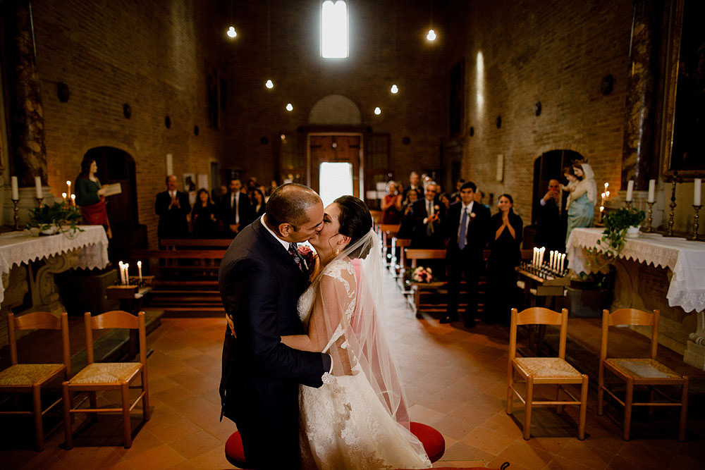 Wedding in Tuscany inspired by nature with touches of red and white :: Luxury wedding photography - 26