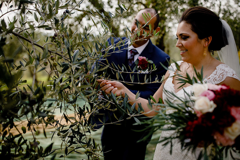 Wedding in Tuscany inspired by nature with touches of red and white :: Luxury wedding photography - 30