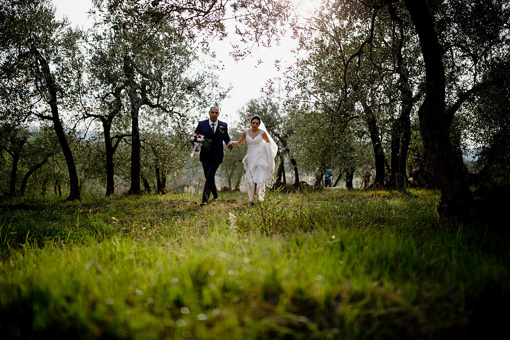 Wedding in Tuscany inspired by nature with touches of red and white :: Luxury wedding photography - 32