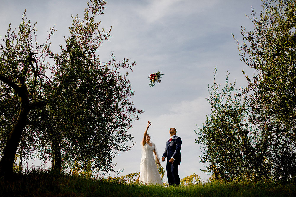 Wedding in Tuscany inspired by nature with touches of red and white :: Luxury wedding photography - 34